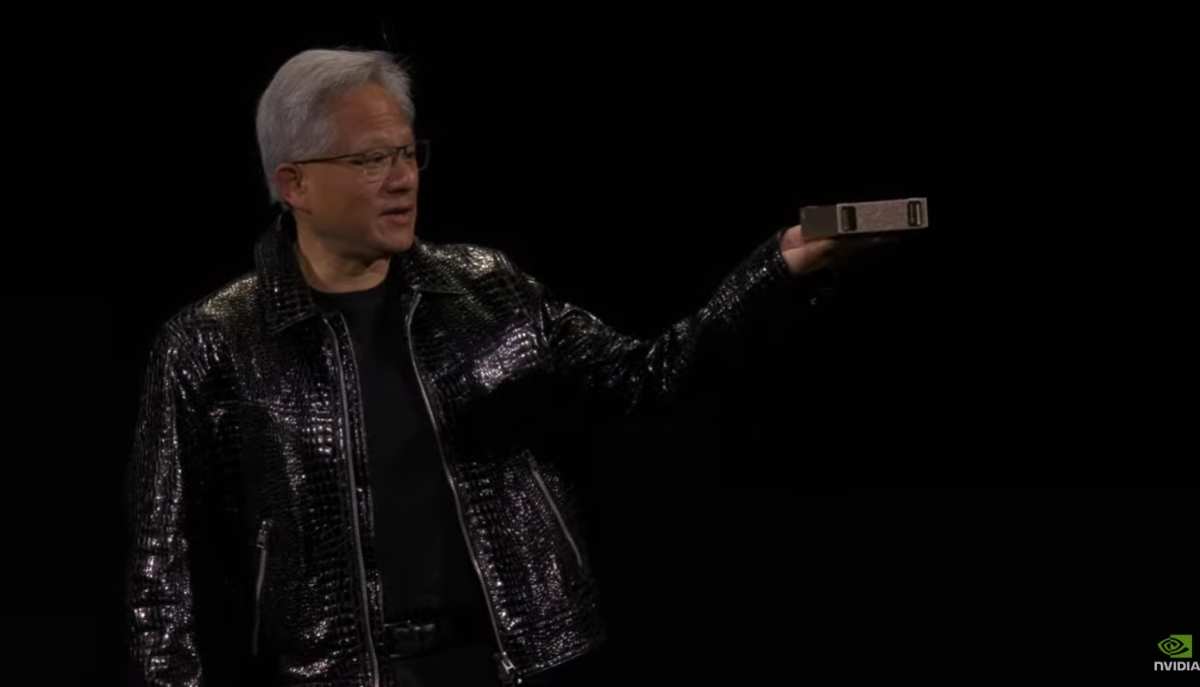黄仁勋展示英伟达AI超级计算机